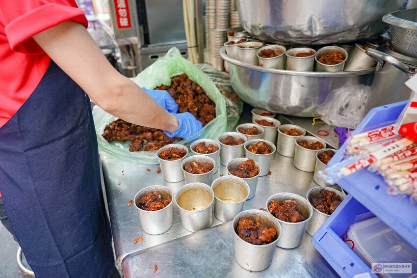 台中豐原廟東夜市傳三代老店!清水排骨麵店 排骨酥麵骨軟肉香,必吃排隊美食。