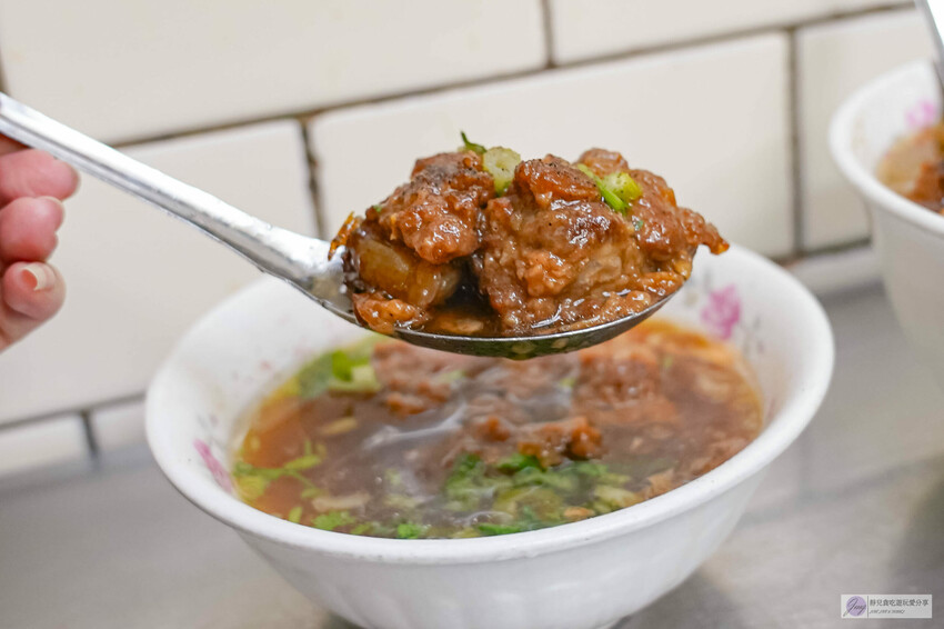 台中豐原廟東夜市傳三代老店!清水排骨麵店 排骨酥麵骨軟肉香,必吃排隊美食。