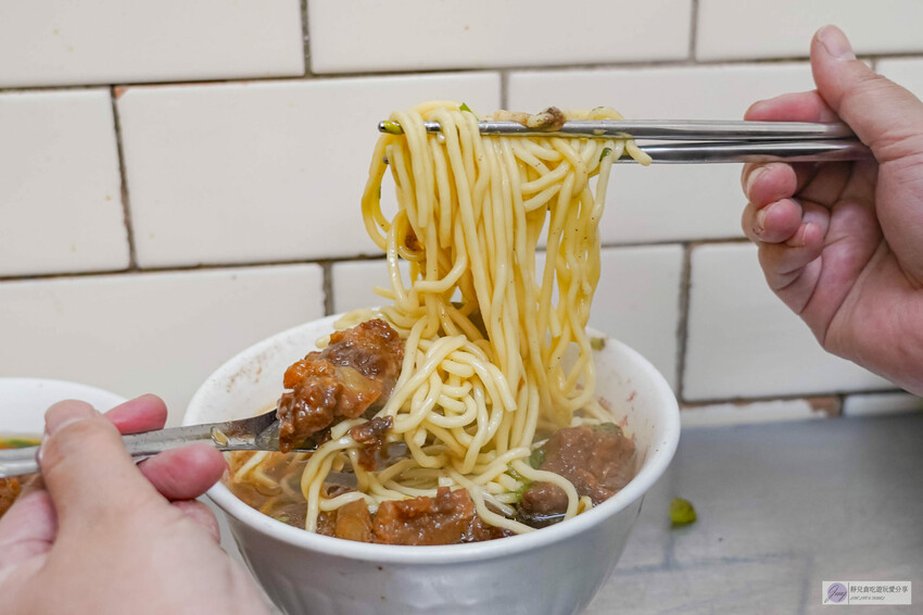 台中豐原廟東夜市傳三代老店!清水排骨麵店 排骨酥麵骨軟肉香,必吃排隊美食。