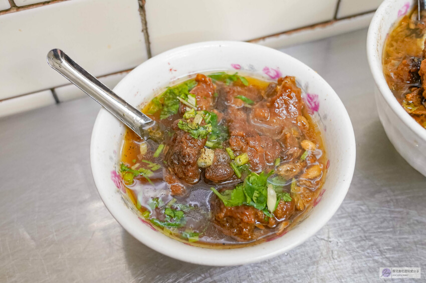 台中豐原廟東夜市傳三代老店!清水排骨麵店 排骨酥麵骨軟肉香,必吃排隊美食。