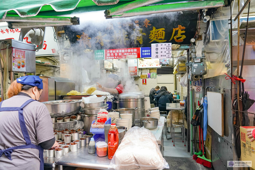 台中豐原廟東夜市傳三代老店!清水排骨麵店 排骨酥麵骨軟肉香,必吃排隊美食。