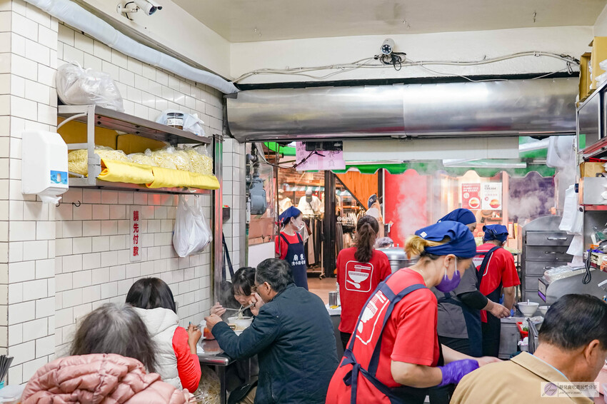 台中豐原廟東夜市傳三代老店!清水排骨麵店 排骨酥麵骨軟肉香,必吃排隊美食。