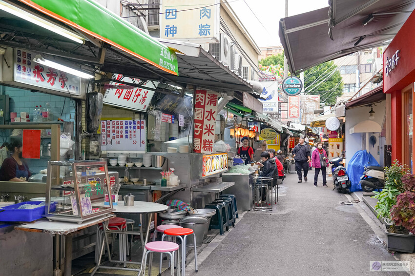 台中豐原廟東夜市傳三代老店!清水排骨麵店 排骨酥麵骨軟肉香,必吃排隊美食。