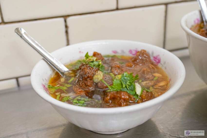 台中豐原廟東夜市傳三代老店!清水排骨麵店 排骨酥麵骨軟肉香,必吃排隊美食。