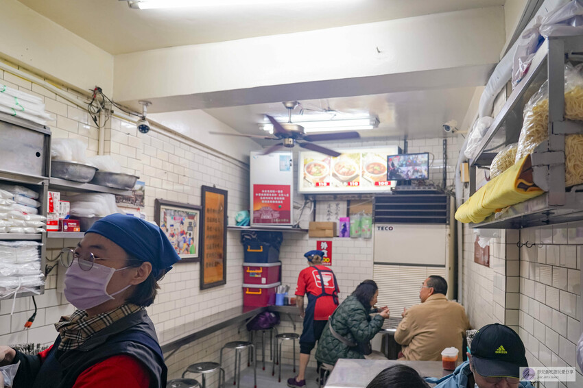 台中豐原廟東夜市傳三代老店!清水排骨麵店 排骨酥麵骨軟肉香,必吃排隊美食。