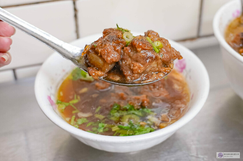 台中豐原廟東夜市傳三代老店!清水排骨麵店 排骨酥麵骨軟肉香,必吃排隊美食。