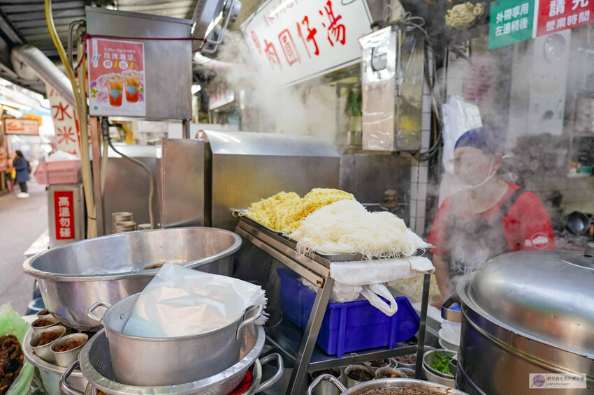 台中豐原廟東夜市傳三代老店!清水排骨麵店 排骨酥麵骨軟肉香,必吃排隊美食。