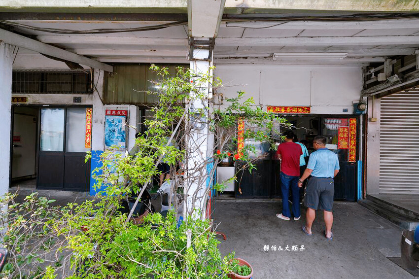 湯家大肉圓 ❙ 一顆40元的大肉丸、熱狗,獨特的韭菜醬汁,苗 湯家大肉圓 ❙ 一顆40元的大肉丸、熱狗,獨特的韭菜醬汁,苗