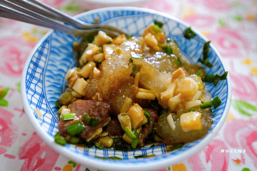 湯家大肉圓 ❙ 一顆40元的大肉丸、熱狗,獨特的韭菜醬汁,苗 湯家大肉圓 ❙ 一顆40元的大肉丸、熱狗,獨特的韭菜醬汁,苗