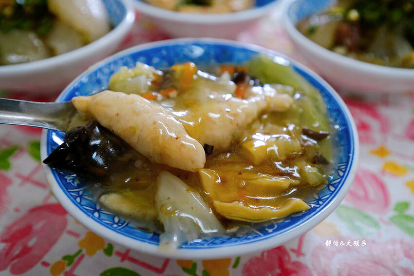 湯家大肉圓 ❙ 一顆40元的大肉丸、熱狗,獨特的韭菜醬汁,苗 湯家大肉圓 ❙ 一顆40元的大肉丸、熱狗,獨特的韭菜醬汁,苗