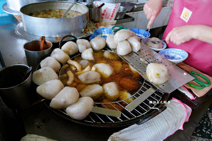 湯家大肉圓 ❙ 一顆40元的大肉丸、熱狗,獨特的韭菜醬汁,苗 湯家大肉圓 ❙ 一顆40元的大肉丸、熱狗,獨特的韭菜醬汁,苗