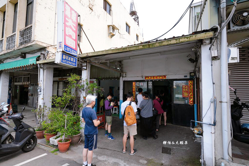 湯家大肉圓 ❙ 一顆40元的大肉丸、熱狗,獨特的韭菜醬汁,苗 湯家大肉圓 ❙ 一顆40元的大肉丸、熱狗,獨特的韭菜醬汁,苗