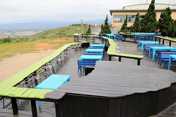 白圍牆地中海景觀咖啡:【桃園龍潭景點】白圍牆地中海景觀餐廳~唯美浪漫的地中海希臘風格,魔術表演,氣氛沸騰,同學會或家庭團聚最佳選擇