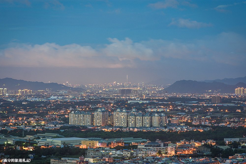 桃園龍潭景點》享夜景觀餐廳 龍潭夜景 站桃園看台北101 座擁180度的絢爛美景 - 滿分的旅遊札記