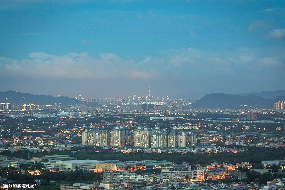 桃園龍潭景點》享夜景觀餐廳 龍潭夜景 站桃園看台北101 座擁180度的絢爛美景 - 滿分的旅遊札記