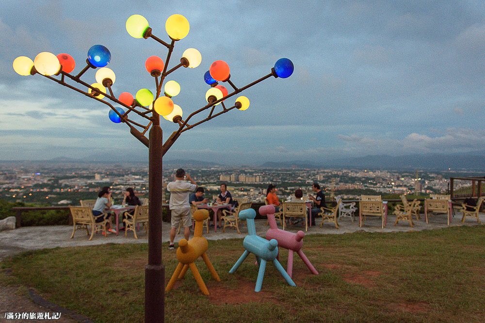 桃園龍潭景點》享夜景觀餐廳 龍潭夜景 站桃園看台北101 座擁180度的絢爛美景 - 滿分的旅遊札記