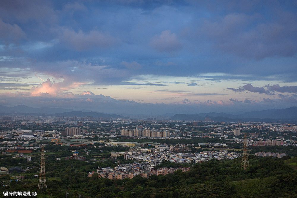 桃園龍潭景點》享夜景觀餐廳 龍潭夜景 站桃園看台北101 座擁180度的絢爛美景 - 滿分的旅遊札記