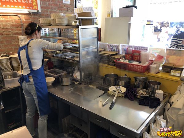 阿忠冰店菜單價位大公開！新鮮熬煮必點的古早味鳳梨冰~招牌綜合豆花、鳳梨冰。