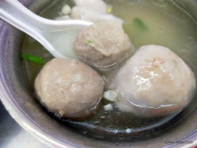 (新竹都城隍廟美食)「林家肉圓」---特色「芋頭肉圓」與「綜合貢丸湯」(Taro Meat ball , Pork and fish ball soup), Hsinchu, Apr 2, 2023, SJKen