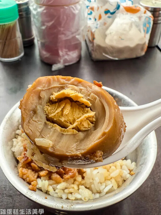 【新竹食記】阿富魯肉飯 - 城隍廟前在地老店，半夜也能吃到熱