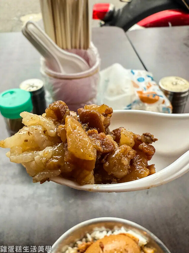 【新竹食記】阿富魯肉飯 - 城隍廟前在地老店，半夜也能吃到熱
