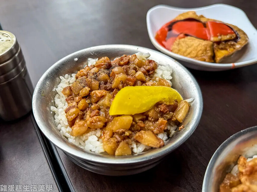【新竹食記】阿富魯肉飯 - 城隍廟前在地老店，半夜也能吃到熱