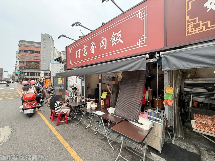 【新竹食記】阿富魯肉飯 - 城隍廟前在地老店，半夜也能吃到熱