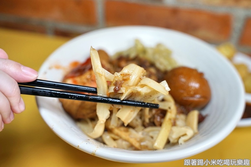 新竹金連滷肉飯|手工慢切熬製膠質滿滿肥瘦參半美味滷肉。在地傳統美食不忘創新新鮮感受!