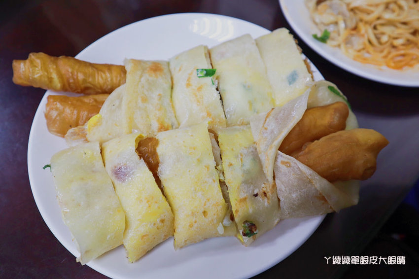 新竹阿婆早餐麵店，必點雙黃油條蛋餅！手工現擀現煎！大份量、高CP值的新竹早餐店
