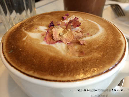 艾堤Cafe(桃園一店)：【食記】oO。o○桃園　桃園市區　艾堤Cafe(五訪以上)　義大利麵　蜜糖吐司　鬆餅　燉飯　酥皮濃湯　wifi　適合全家大小聚會的好地方！五訪以上，每次都在進步的店家~。oO。o○。　