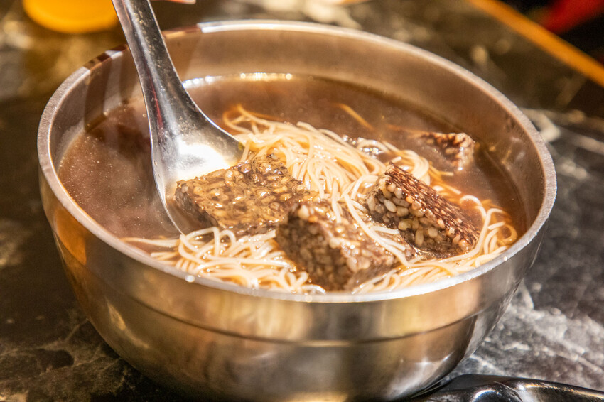 桃園必吃鴨肉榮！景福宮旁傳奇，24小時營業鹹水鴨麵，深夜美食首選