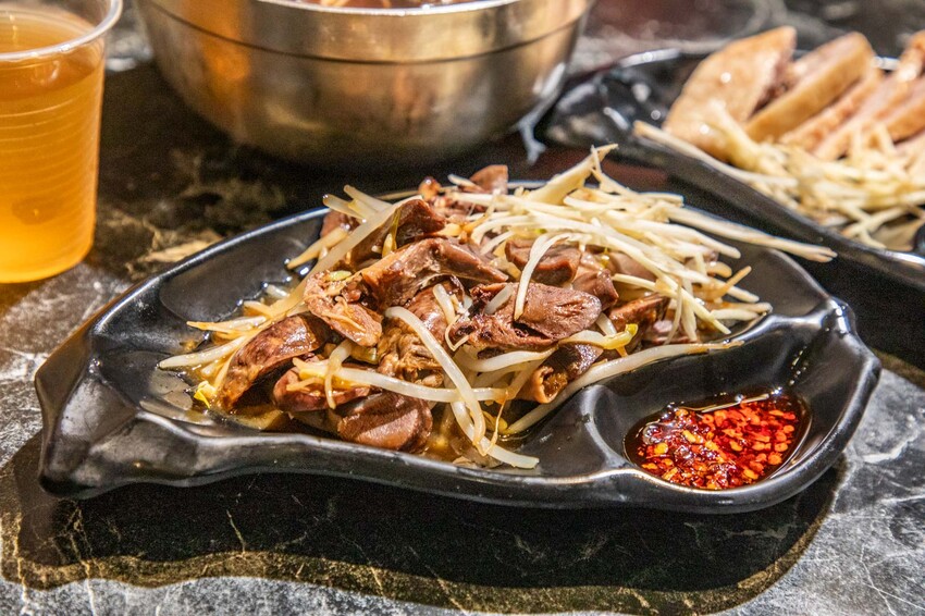 桃園必吃鴨肉榮！景福宮旁傳奇，24小時營業鹹水鴨麵，深夜美食首選