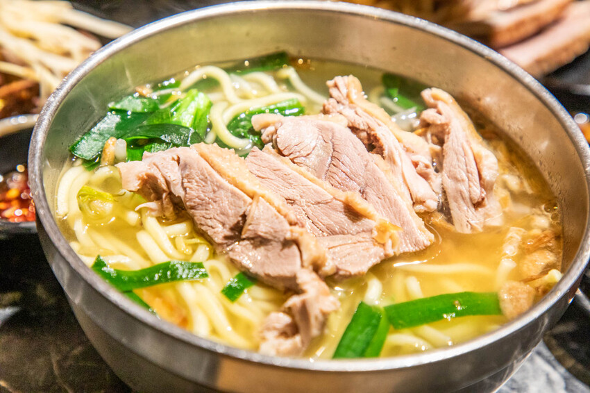 桃園必吃鴨肉榮！景福宮旁傳奇，24小時營業鹹水鴨麵，深夜美食首選