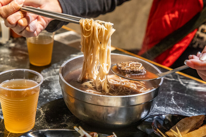 桃園必吃鴨肉榮！景福宮旁傳奇，24小時營業鹹水鴨麵，深夜美食首選