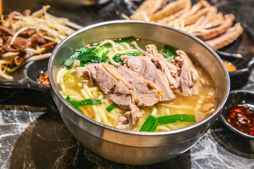 桃園必吃鴨肉榮！景福宮旁傳奇，24小時營業鹹水鴨麵，深夜美食首選