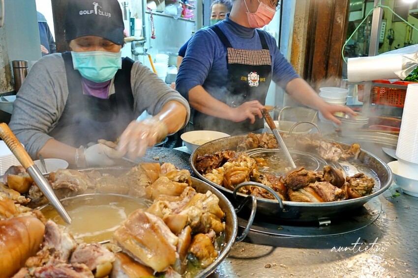 ▲新竹城隍廟美食推薦：老黃豬腳大王，營業時間開到凌晨 /✡水晶安蹄✡ 提供、WalkerLand窩客島整理