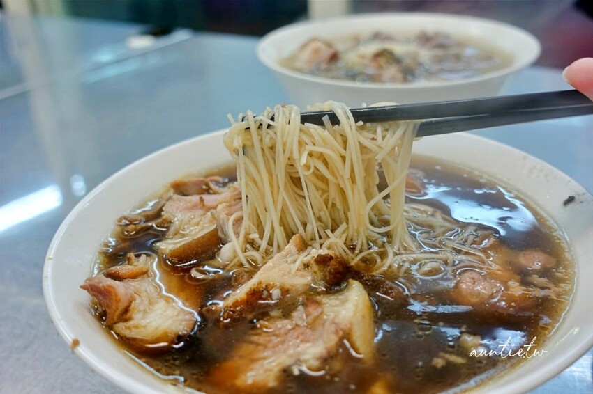 ▲新竹城隍廟美食推薦：老黃豬腳大王，必點招牌當歸豬腳湯 /✡水晶安蹄✡ 提供、WalkerLand窩客島整理