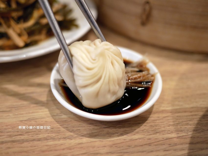 鼎泰豐新竹大遠百店，2020年全新菜單品項價位，米其林一星極品小籠包！蝦仁燒賣、芋泥小籠包、紅油抄手好好吃。 @熊寶小榆の旅遊日記