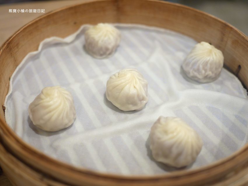 鼎泰豐新竹大遠百店，2020年全新菜單品項價位，米其林一星極品小籠包！蝦仁燒賣、芋泥小籠包、紅油抄手好好吃。 @熊寶小榆の旅遊日記