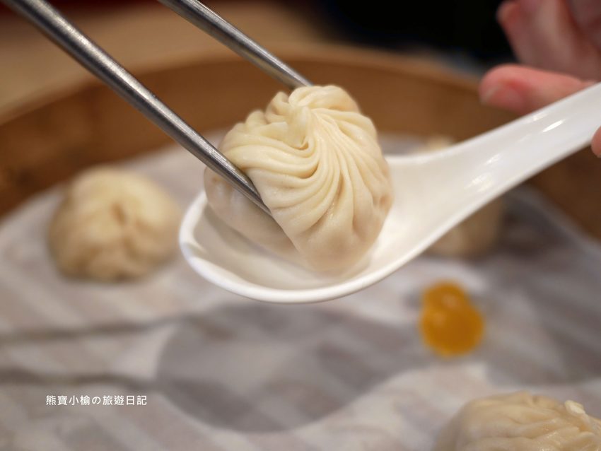 鼎泰豐新竹大遠百店，2020年全新菜單品項價位，米其林一星極品小籠包！蝦仁燒賣、芋泥小籠包、紅油抄手好好吃。 @熊寶小榆の旅遊日記