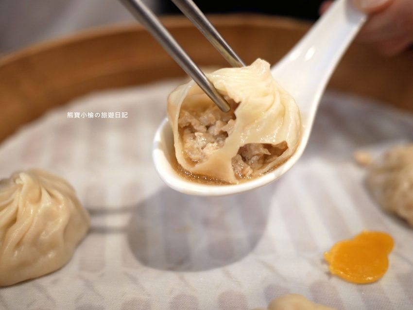 鼎泰豐新竹大遠百店，2020年全新菜單品項價位，米其林一星極品小籠包！蝦仁燒賣、芋泥小籠包、紅油抄手好好吃。 @熊寶小榆の旅遊日記