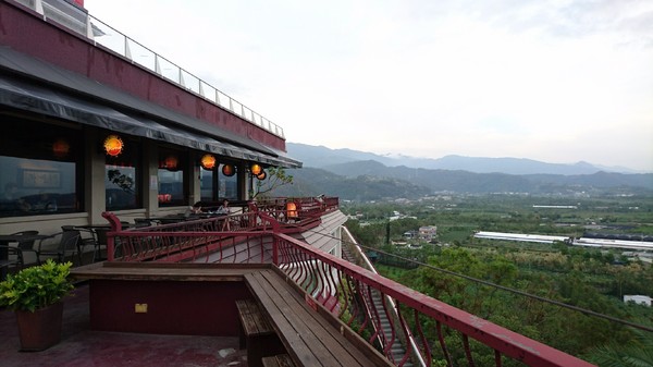 橘子咖啡：宜蘭員山~橘子咖啡景觀餐廳~俯瞰蘭陽平原的美~享受山頂上的寧靜~浪漫的夜景陪伴~真愜意呀~※必看夜景 必去景點※
