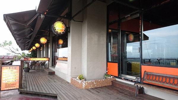 橘子咖啡：宜蘭員山~橘子咖啡景觀餐廳~俯瞰蘭陽平原的美~享受山頂上的寧靜~浪漫的夜景陪伴~真愜意呀~※必看夜景 必去景點※