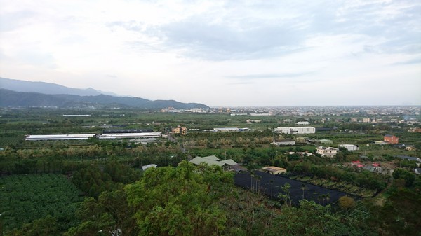橘子咖啡：宜蘭員山~橘子咖啡景觀餐廳~俯瞰蘭陽平原的美~享受山頂上的寧靜~浪漫的夜景陪伴~真愜意呀~※必看夜景 必去景點※