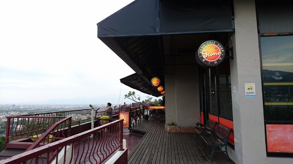 橘子咖啡：宜蘭員山~橘子咖啡景觀餐廳~俯瞰蘭陽平原的美~享受山頂上的寧靜~浪漫的夜景陪伴~真愜意呀~※必看夜景 必去景點※