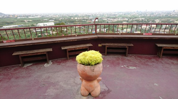 橘子咖啡：宜蘭員山~橘子咖啡景觀餐廳~俯瞰蘭陽平原的美~享受山頂上的寧靜~浪漫的夜景陪伴~真愜意呀~※必看夜景 必去景點※