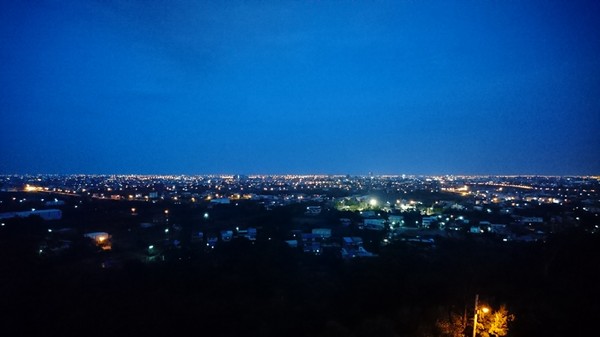 橘子咖啡：宜蘭員山~橘子咖啡景觀餐廳~俯瞰蘭陽平原的美~享受山頂上的寧靜~浪漫的夜景陪伴~真愜意呀~※必看夜景 必去景點※