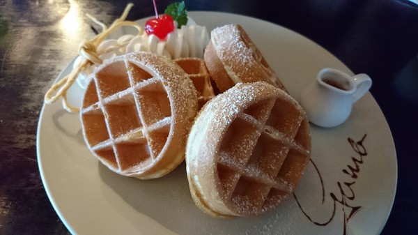 橘子咖啡：宜蘭員山~橘子咖啡景觀餐廳~俯瞰蘭陽平原的美~享受山頂上的寧靜~浪漫的夜景陪伴~真愜意呀~※必看夜景 必去景點※