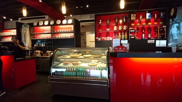 橘子咖啡：宜蘭員山~橘子咖啡景觀餐廳~俯瞰蘭陽平原的美~享受山頂上的寧靜~浪漫的夜景陪伴~真愜意呀~※必看夜景 必去景點※