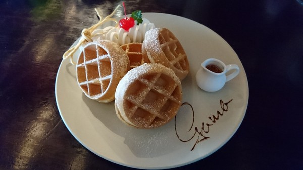 橘子咖啡：宜蘭員山~橘子咖啡景觀餐廳~俯瞰蘭陽平原的美~享受山頂上的寧靜~浪漫的夜景陪伴~真愜意呀~※必看夜景 必去景點※